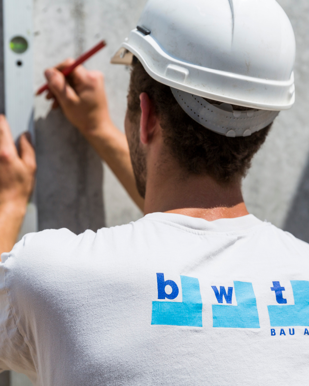 Mitarbeiter der BWT Bau AG mit Unternehmens-Logo auf dem T-Shirt