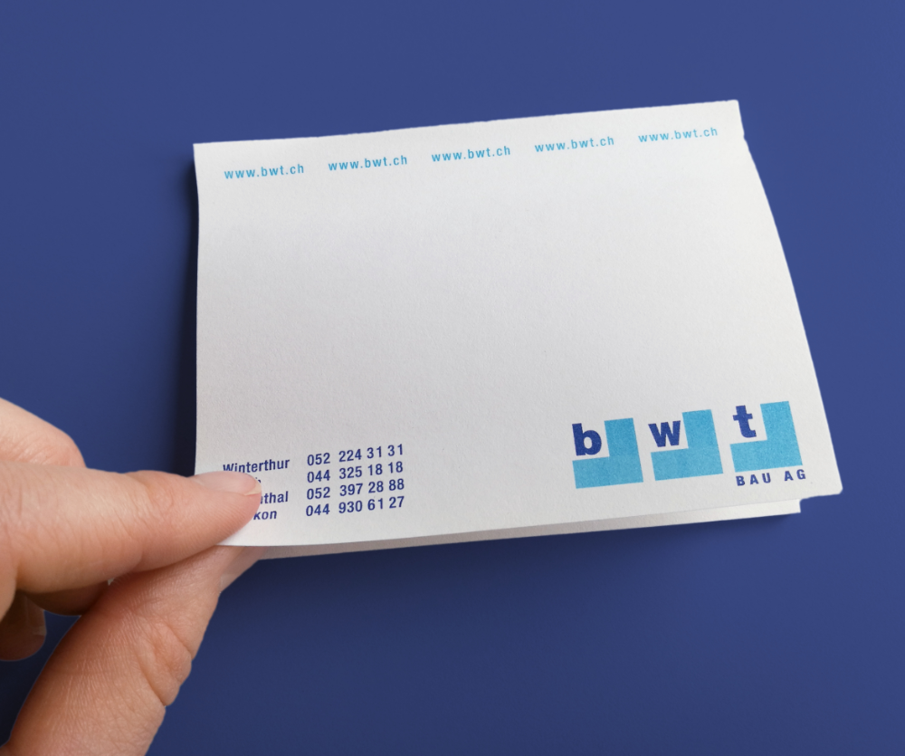 Post-its mit Absender-Infos der BWT Bau AG