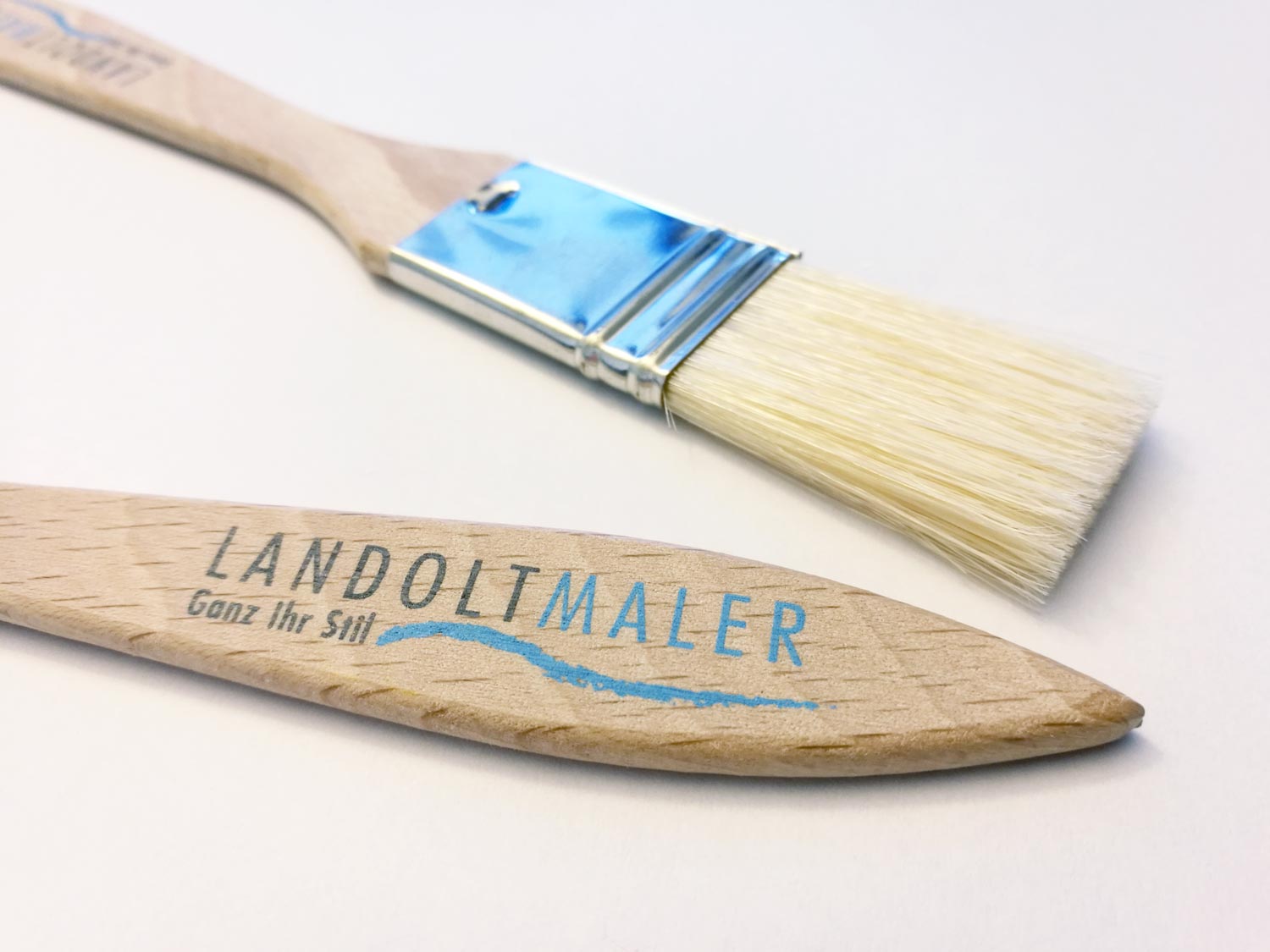 Mit dem Logo und der Webadresse beschriftete Pinsel als Give-aways der Landolt Maler AG