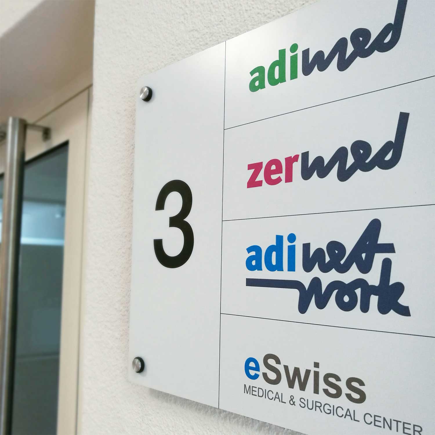 Abbildung der Logos und Geschäftsdrucksachen von Adimed, Zermed und AdiNetwork