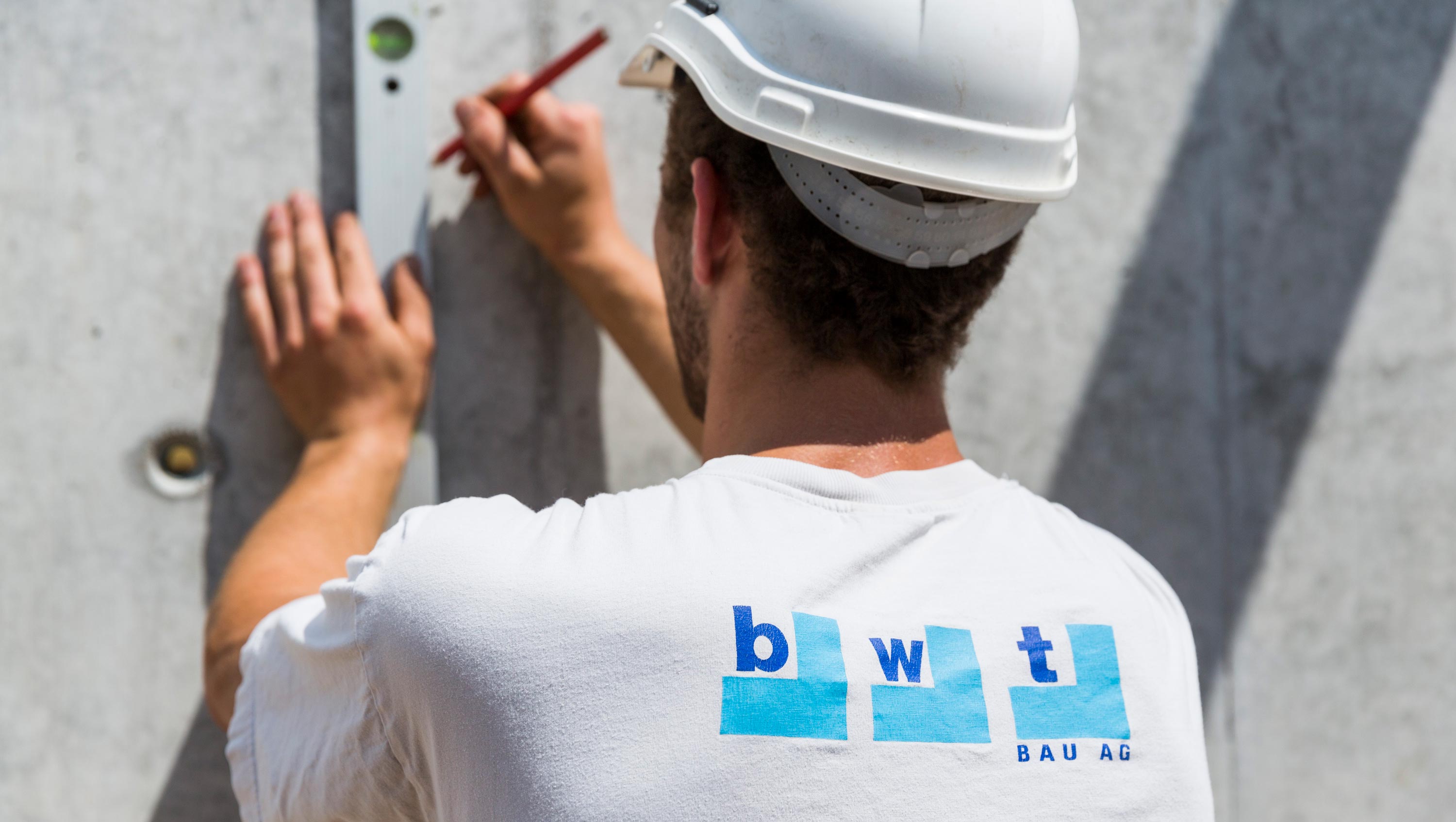 Mitarbeiter der BWT Bau AG mit Unternehmens-Logo auf dem T-Shirt