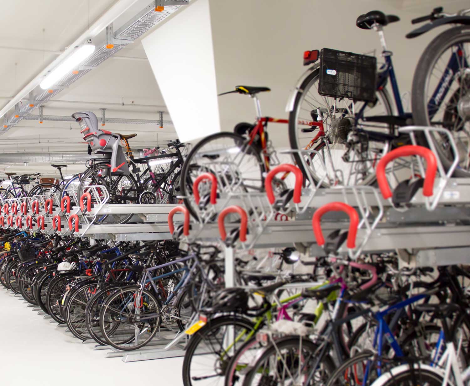 Velos auf zwei Ebenen parkiert: Der Doppelstockparker in der Velostation Centralbahnplatz in Basel